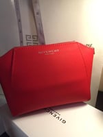 حقيبة جفنشي لون أحمر