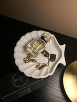 كوستر صدفه مع عطر كارتييه لابنثرر