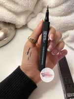 ايلاينر اسود ضد الماء