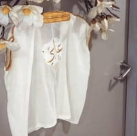 بشت ابيض بالاسم