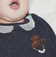 بروش التاج مع الاسم