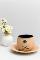 كوب فخار مع صحن بشعار السعودية