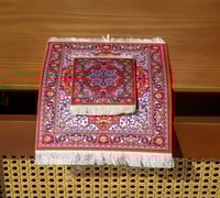 كوستر سجاد أحمر ملون