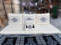 جلسة مطرزة بمزهرية قماش شانيل