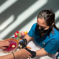 عرض شتاء جدة ( خدمة مساج علاجي 40د + خدمة بدكير يد...