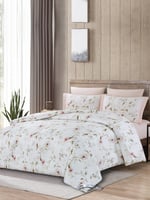 مفرش نفر ونص بنقشة زهور تضيف لمسة راحة للغرفة