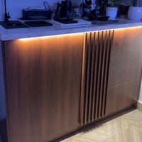 ركن قهوة بتكسيات طولية للزواية الصغيرة عصري