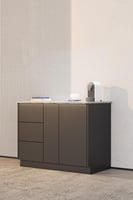 ركن قهوة للزوايا الصغيرة بدرج محاصيل عصري.