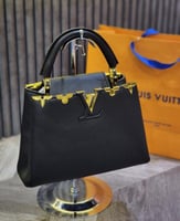 أسود