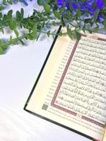 سجادة مخملي مع المصحف