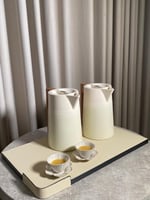 صينية تقديم جلد باللون البيج