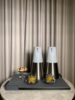 صينية تقديم جلد باللون الرصاصي الغامق