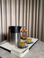 صينية تقديم جلد باللون الأبيض