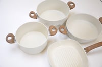 طقم قدور جرانيت الأمل 13 قطعة لون بيج يد خشبي