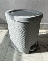 سلة مهملات راتان متعددة الألوان