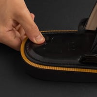 حذاء شرقي مُطرز بِـ خيّط الزَري - اسود