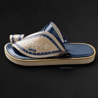 حذاء شرقي مطرز كحلي بيج