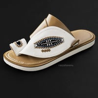 حذاء شرقي مطرز بيج ابيض