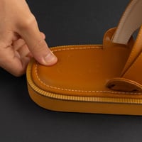 حذاء شرقي مُطرز بِـ خيّط الزَري - جملي