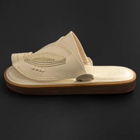 حذاء شرقي مُطرز بِـ خيّط الزَري - بيج