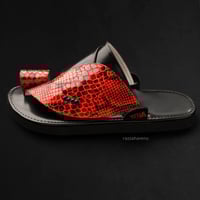 حذاء شرقي نقش جلد ثعبان اسود احمر