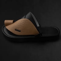 حذاء شرقي نقش جلد ثعبان بني اسود