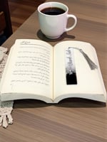 فاصل كتاب باللون الأبيض والأسود