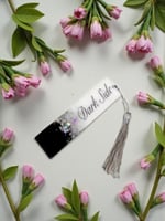 فاصل كتاب باللون الأبيض والأسود