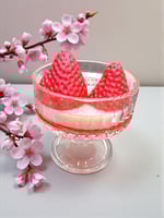 شمعة الجلو العطريه ( فراوله ) ( السعر للحبه )