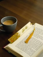 فاصل كتاب باللون الأبيض والأسود