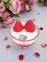 شمعة الجلو العطريه ( فراوله ) ( السعر للحبه )