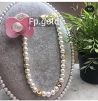 بروش اسم مع فراشه مع تعليقه لهايه لولو مع ورد بدون...