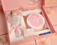 كيكة شوكولاتة مع ورد وردي