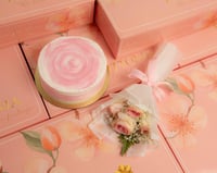 كيكة شوكولاتة مع ورد وردي