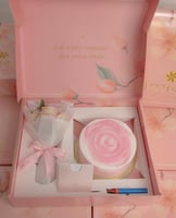 كيكة شوكولاتة مع ورد وردي