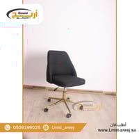كرسي لون اسود بكفرات