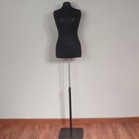 مانيكان عرض ملابس لون اسود