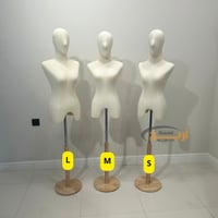 مانيكان نسائي مع راس تايلندي