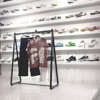 استاند خط واحد مثلث اسود