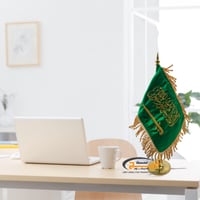 ساريه ذهبي مع علم استيل ذهبي علي طاوله