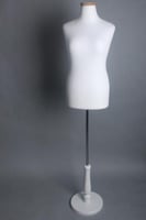 مانيكان عرض ملابس لون ابيض