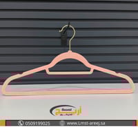 علاق ملابس مخمل لون وردي راس ذهبي