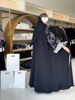 تشكيلة شتاء 2026 - عباية نادين كم مخمل مطرز