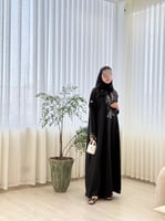 عباية منيه بقماش كريب باربي مزين بشك وحياكه يدويه