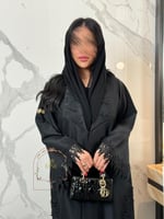 عباية سيرينا بقماش تفته كوري مزينه بدانتل وشك