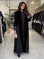 عباية روزانه بقماش مخمل كوري تدخيلات دانتل اسود