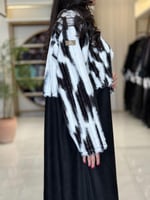 عباية نعومه بقماش شامواه تدخيلات فرو اسود وابيض