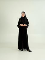 عباية لارين بقماش كريب ملكي مزين بقيطان عنابي