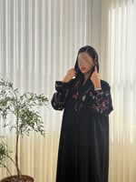 عباية ميثاء بقماش كريب الابداع بكم مطرز وردي