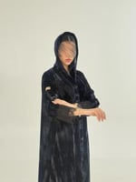 فخر بقماش مخمل كوري بطبعات كحلي مزين بدانتل